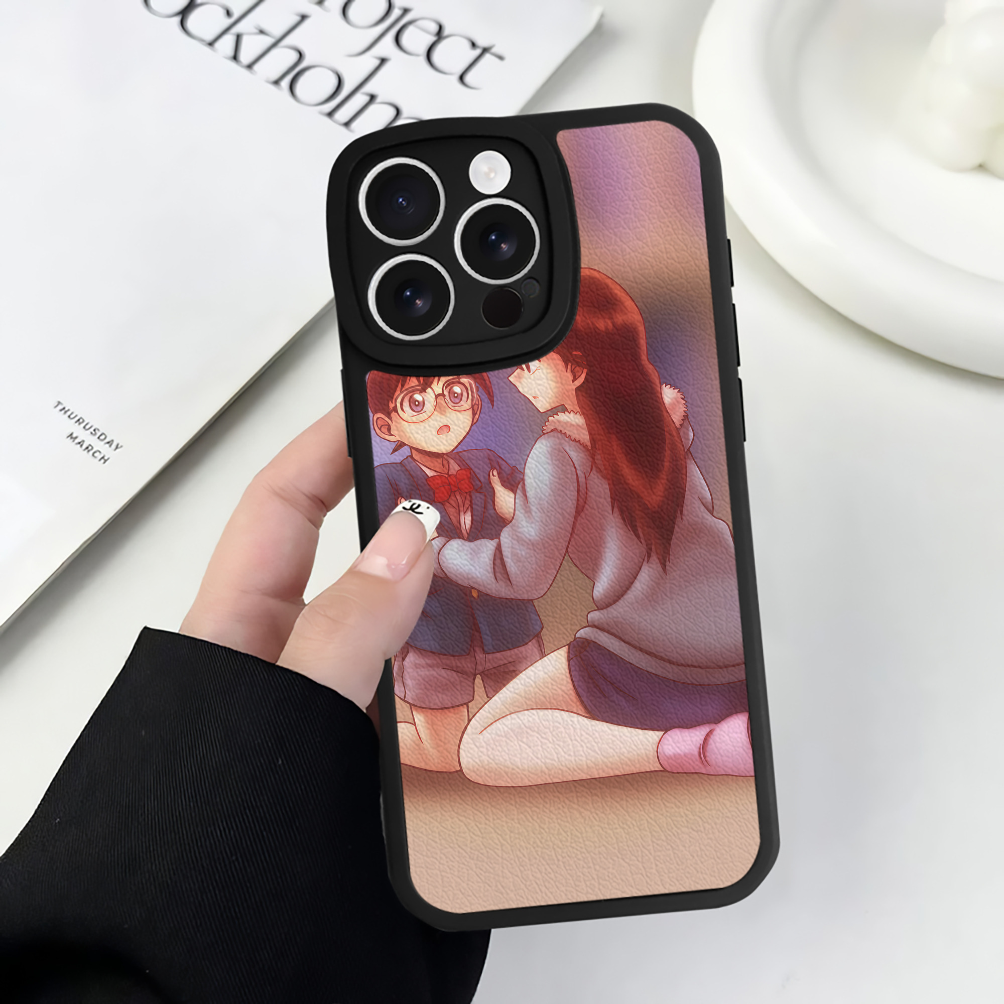 （画像用） 名探偵コナン Detective Conan 【iPhone 16シリーズ対応】シリコンスマホケース（レザー調） 材質：シリコン
